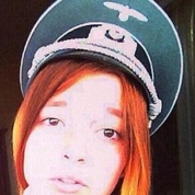 Una dintre participantele la concursul ”Miss Hitler”